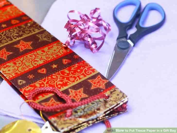 Image intitulée Mettre du Papier de soie dans un Sac-Cadeau de l